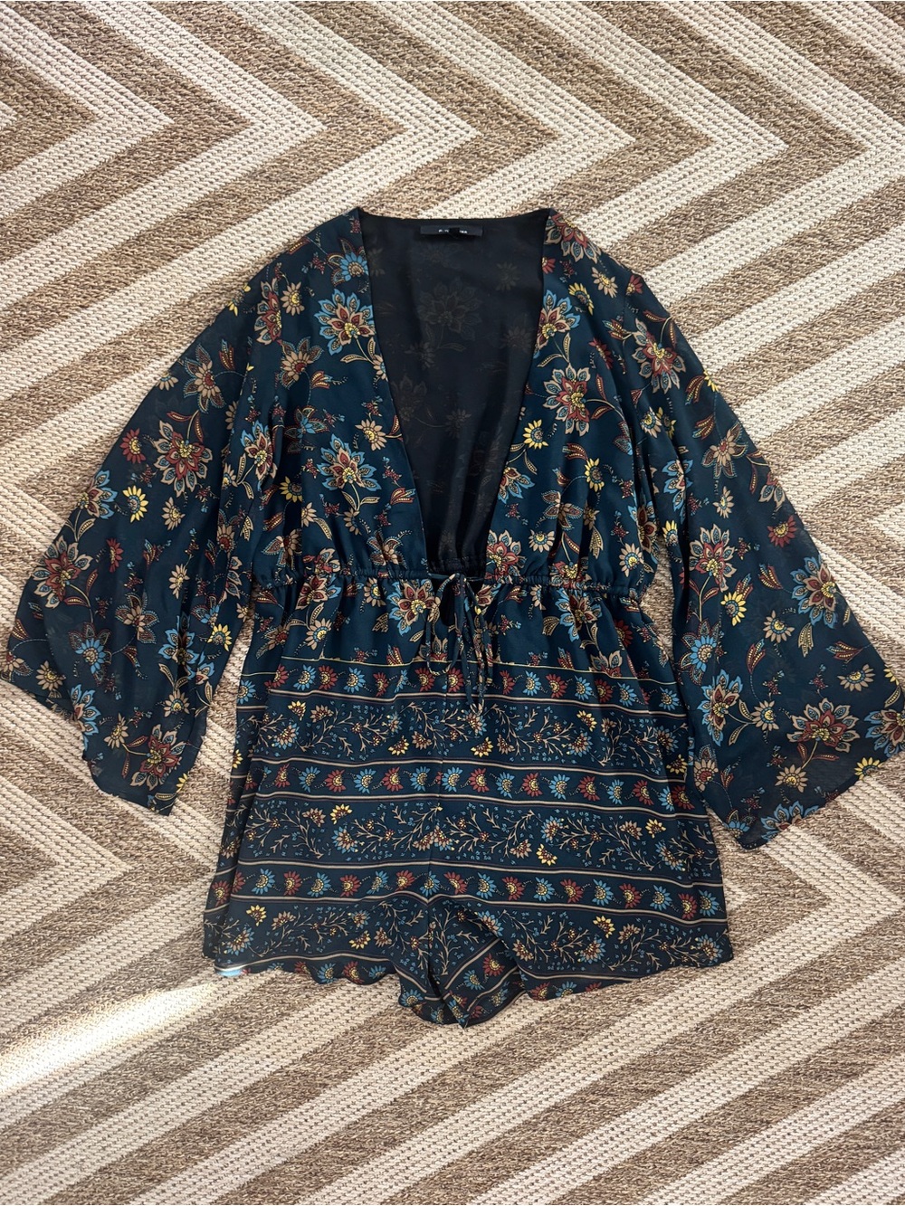 Olivaceous Floral Low V-Neck Tie-Waist Romper size medium